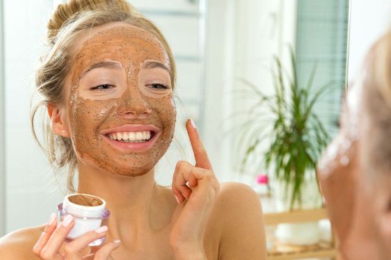 garota usando máscara facial