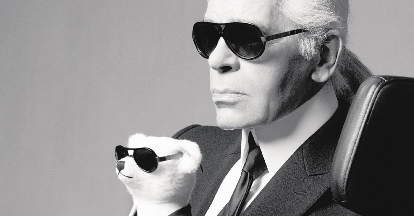 Karl Lagerfeld com suas marcas registradas: o óculos de sol e a gravata!