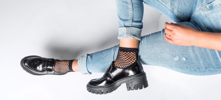 Sapato loafer tanara preto com calça jeans e meia arrastão